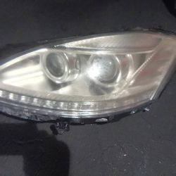 2010-2013 Mercedes S550 Headlight Xenon Hid (Driver's Side) With All The Accessories Oem.