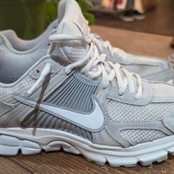 Nike Vomero 5.  Men Size 8