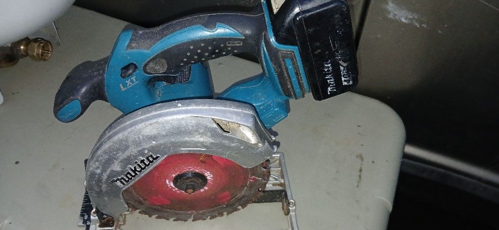 Makita lxt Skillsaw W/18V Battery 