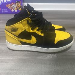 Air Jordan 1 Retro Mid 'New Love' 2017