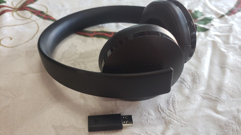 Sony PlayStation Gold Wireless Stereo Headset with USB Adapter (CUHYA-0080)