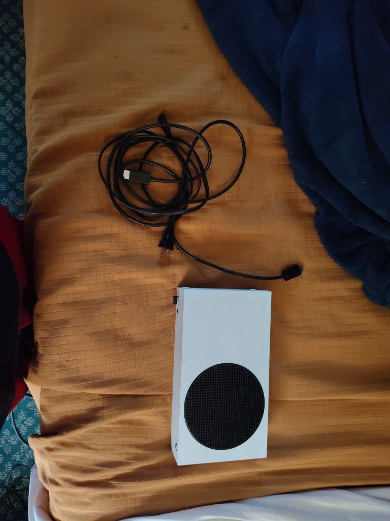 Selling Xbox Series S For $300 With Extra Controller And RGB Controller Keyboard