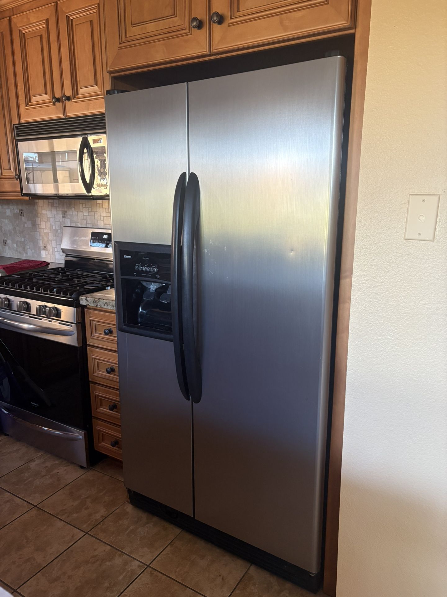 Kenmore Refrigerator & Freezer - Functions Well With Low Price!