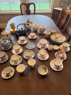 Tea cups and tea pots
