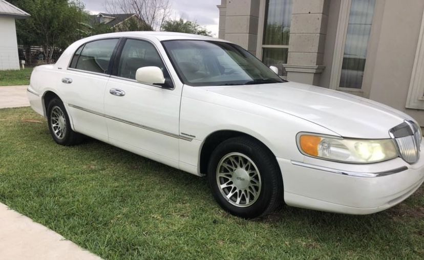 2002 Lincoln Town Car