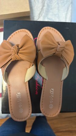 Cute women’s beige sandals size 8 like new