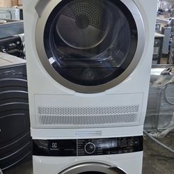 2025 ELECTROLUX  24 INCH WASHER AND VENTLESS DRYER FRONT LOAD LIKE NEW 