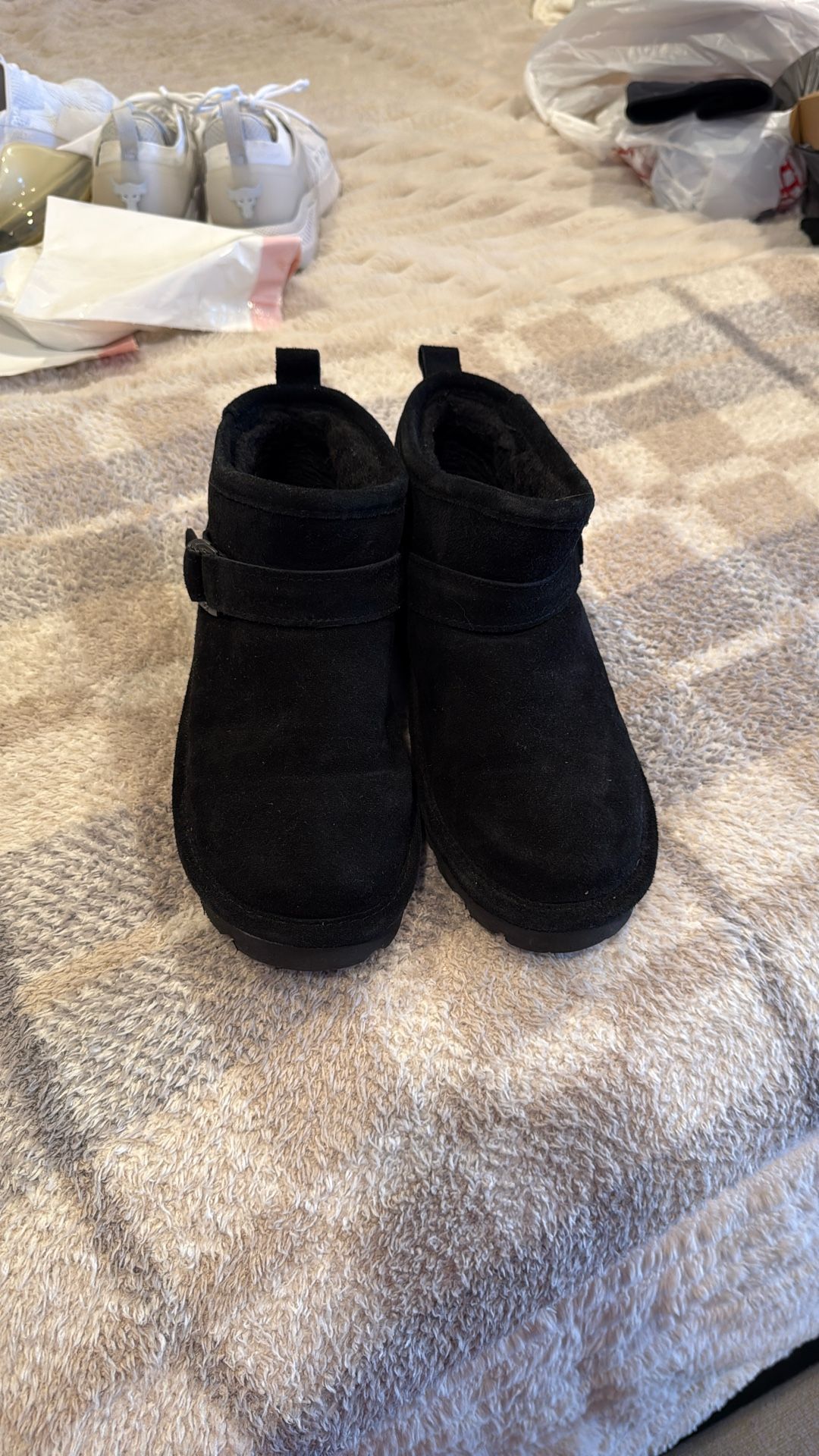 New Women’s Bearpaw Short Boots Size 8