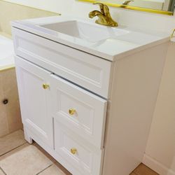 Vanity with quartz top