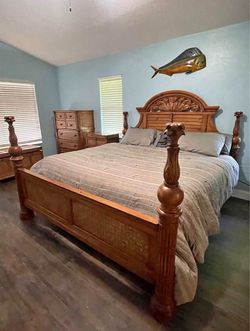 King size bedframe ( deliver available