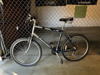 Raleigh hybrid Bicycle, Great Working Condition, With Stationary Mount