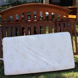 Delta 4 in 1 Convertible Crib w/Mattress and Changing Table