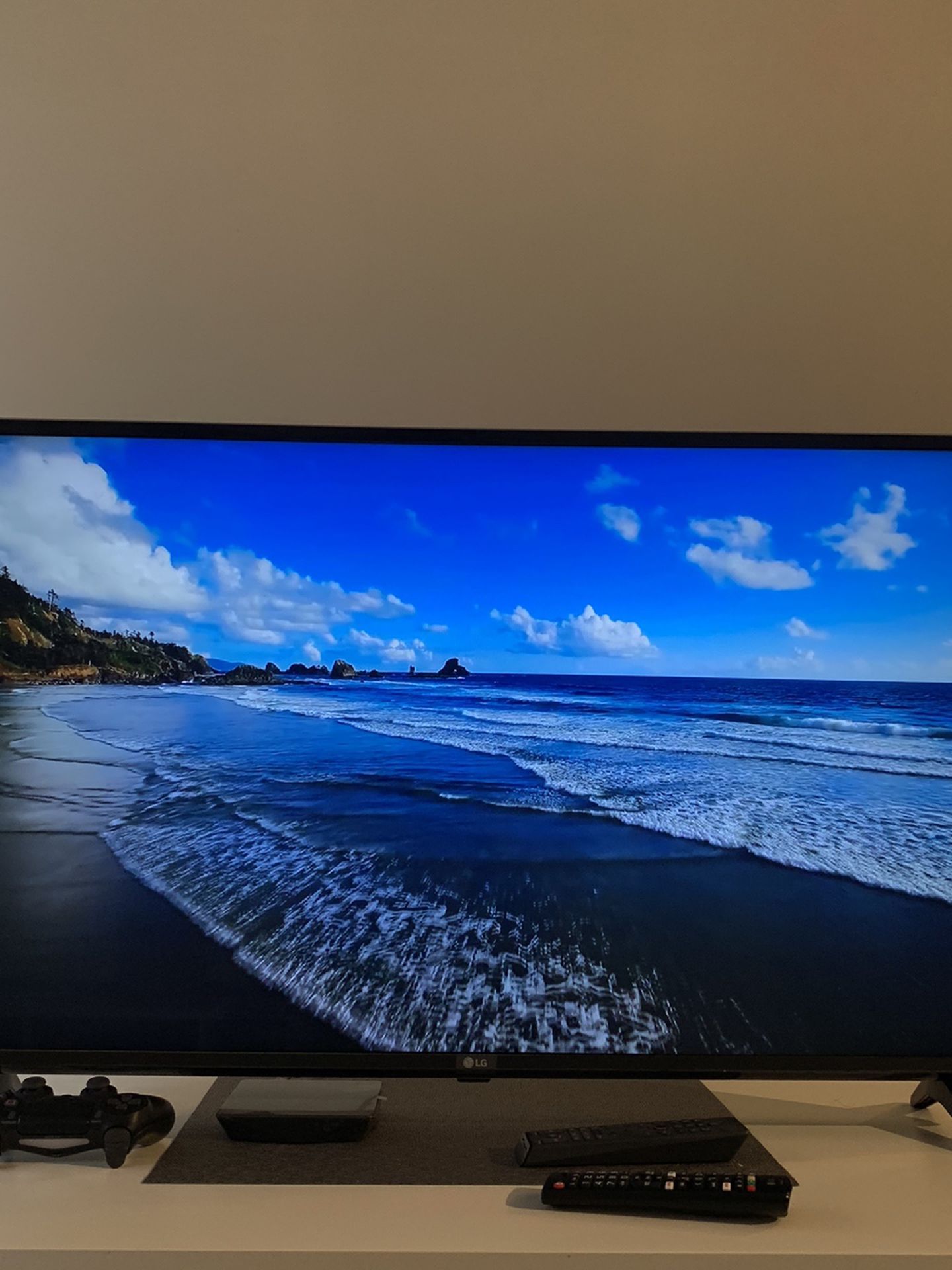 LG 43 Smart TV FULL HD + FREE Table