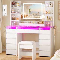 Makeup vanity