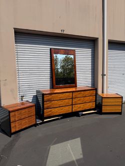 Stunning Henredon Bedroom Set, MCM Lowboy Dresser with Nightstands and mirror