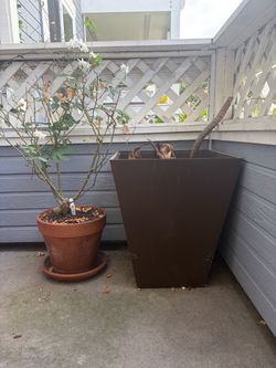 Large, Medium & Small Outdoor Planters / Pots – $5-$15  each