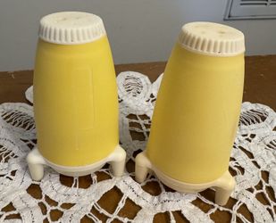 Vintage Spaceship Plastic Salt And Pepper Shakers 