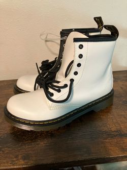 JUNIOR 1460
LEATHER LACE UP BOOTS
Size 4