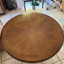 Round table with 4 Chairs