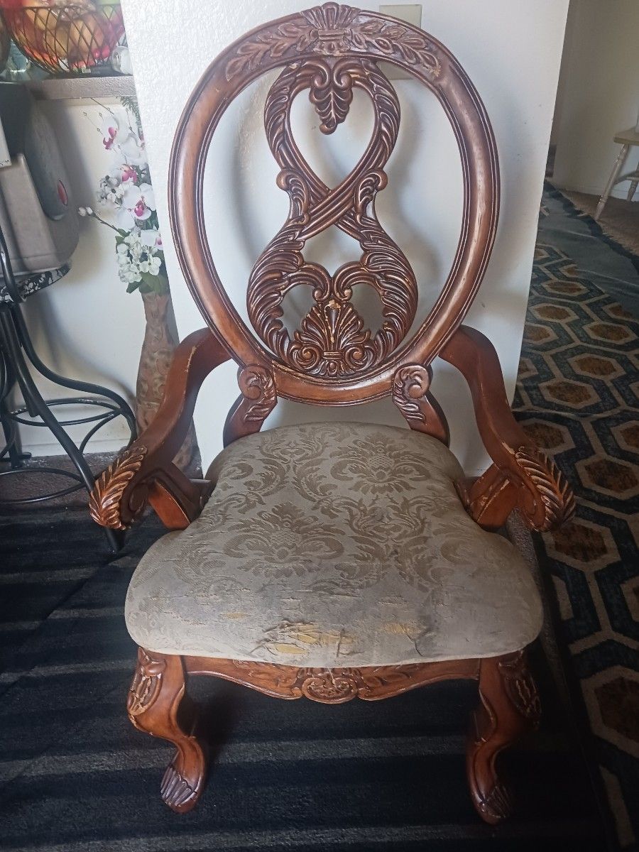 2 Antique Colletions Chair..