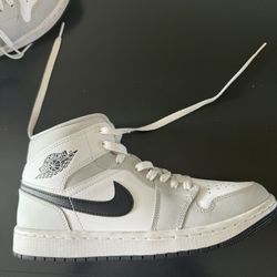 Women's  size 9 Jordan 1 Mid