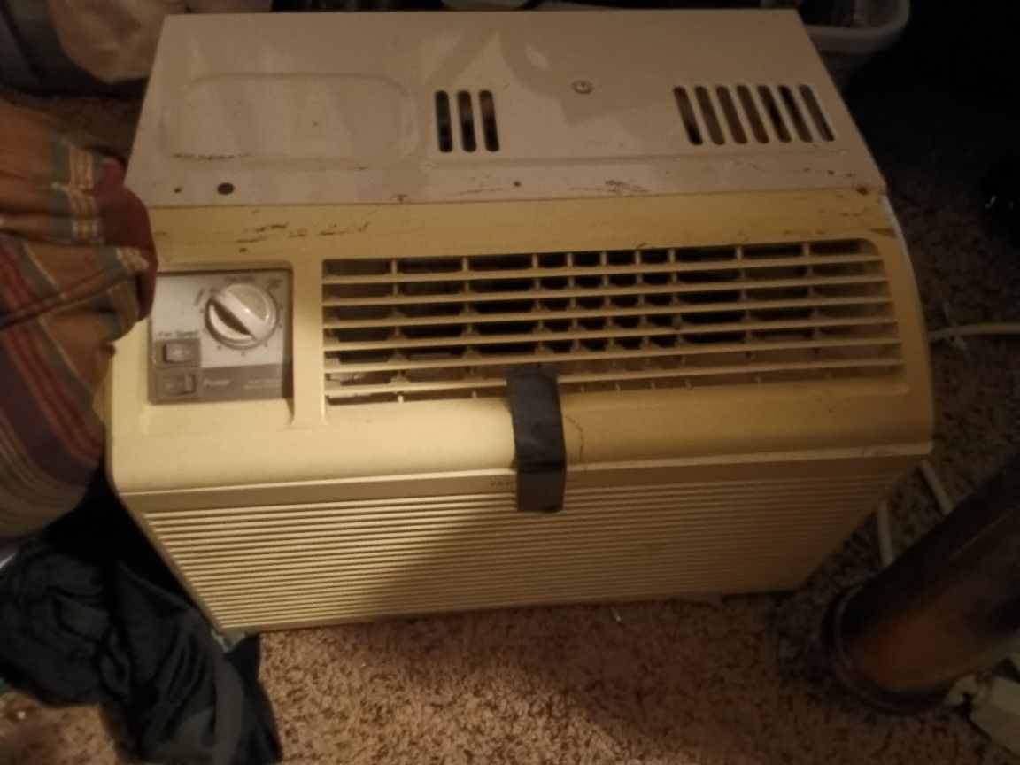 Very Small AC No Finns On Side Fits Small Window