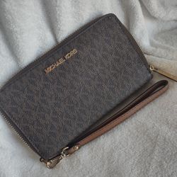 Michael Kors Jet Set Signature Logo Smartphone Wristlet