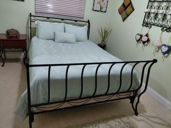 Queen Size Bedroom Set Must Go