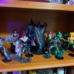 Justice League And Batman Statue. 