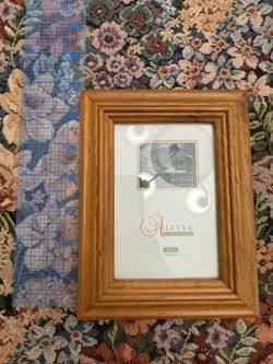 Alyssa brand Solid Oak Collection picture frame holds 3.5" x 5" photos