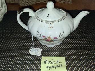 Four Vintage Teapots.. Selling As A Bundle/ Set.. Great Condition! All Sales Final.