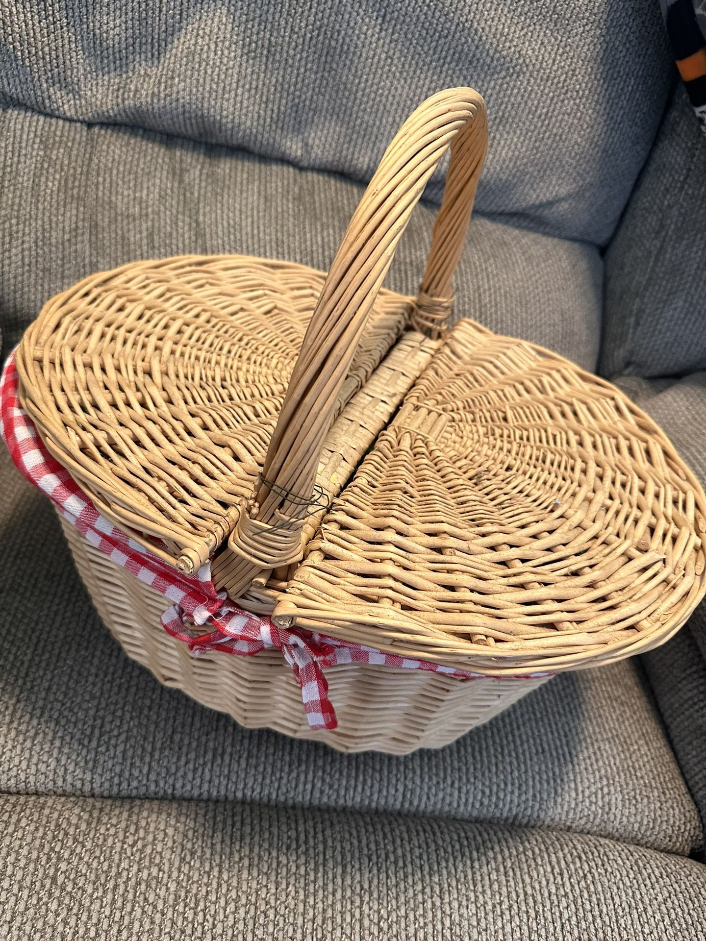 Vintage Wicker Picnic basket with double sided mats