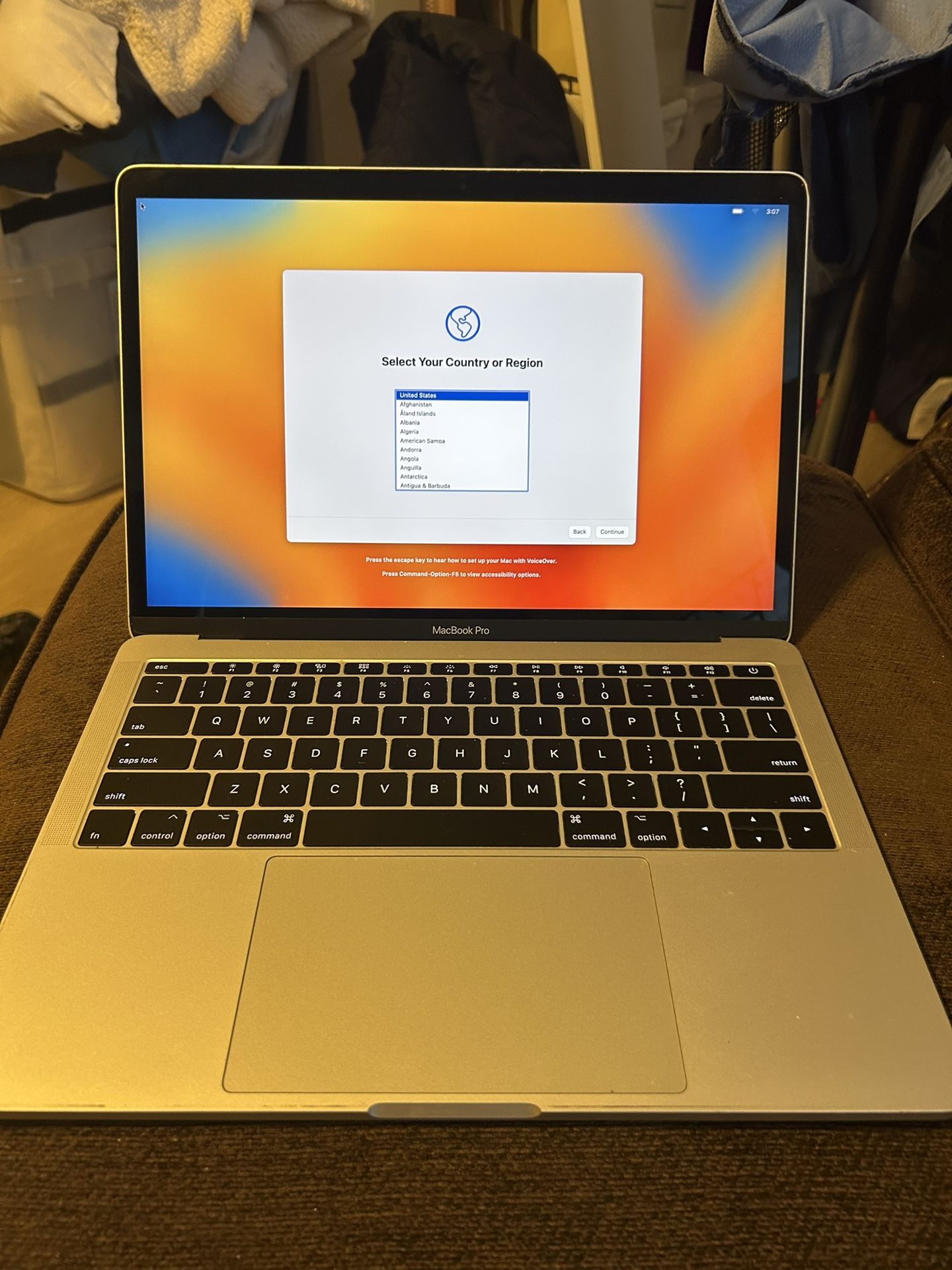 MacBook Pro (13-inch 2017 Silver, Two Thunderbolt 3 Ports)