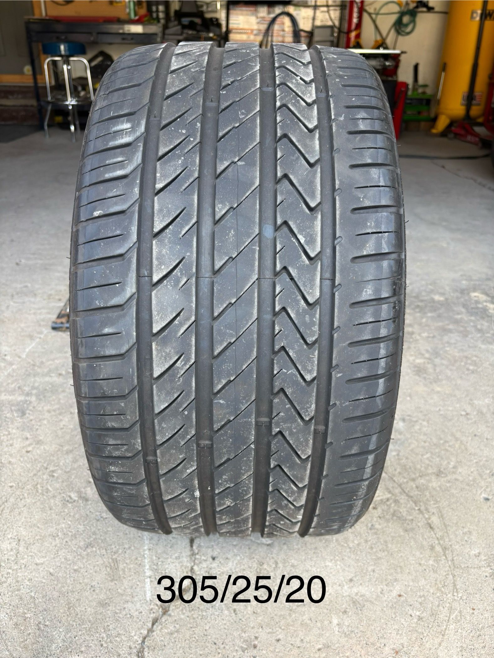 (1) - 305/25/20 Lexani LX Twenty Tire