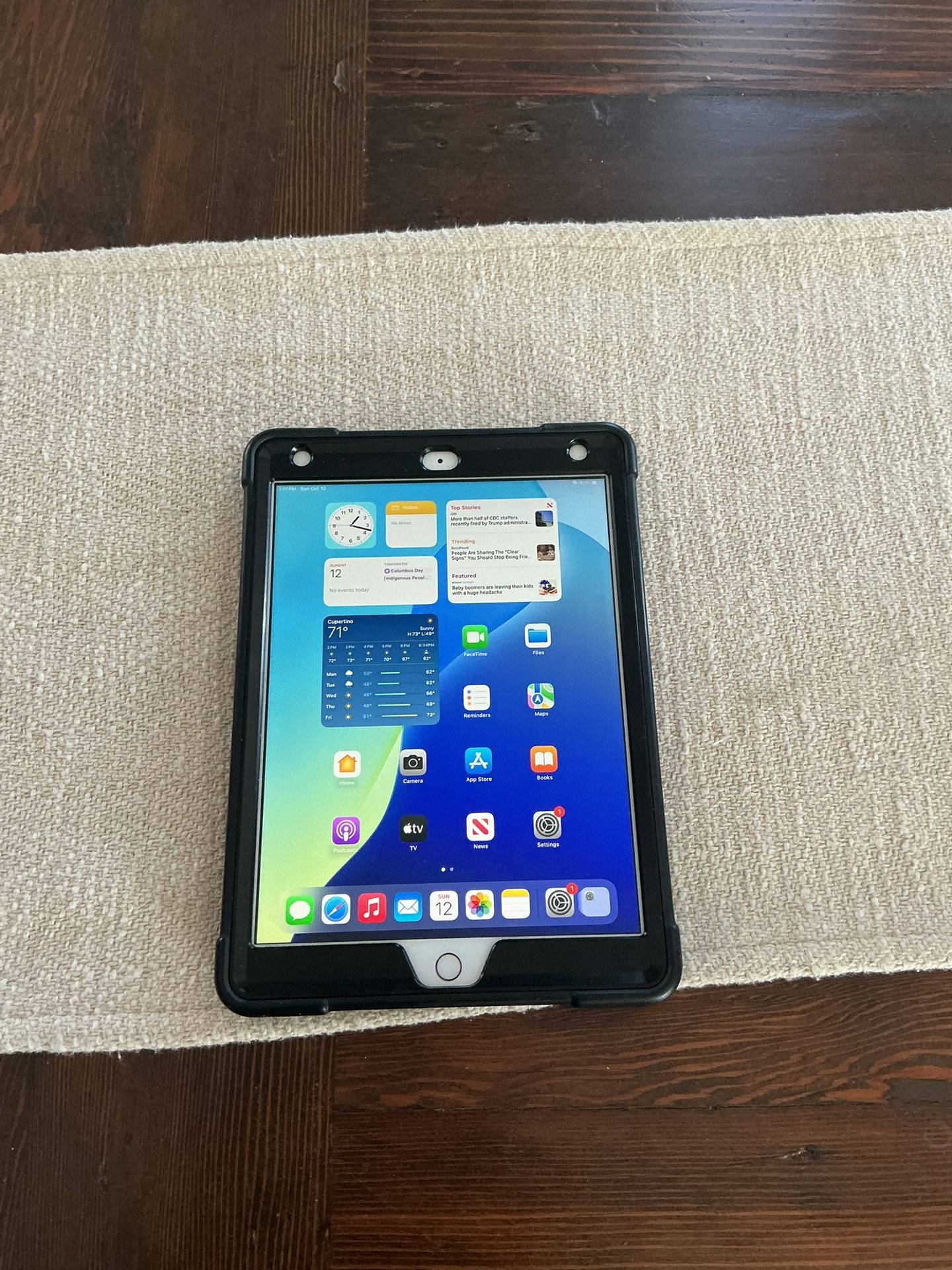 iPad 8 Like New Still Apple Care 