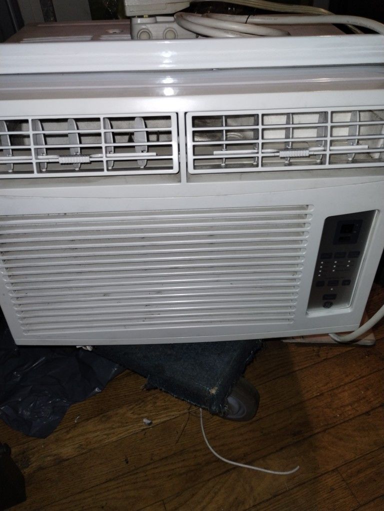 8,000 BTU AIR CONDITIONER