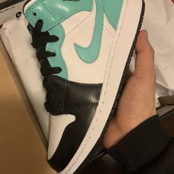 Air Jordan 1 Mid IGLOO