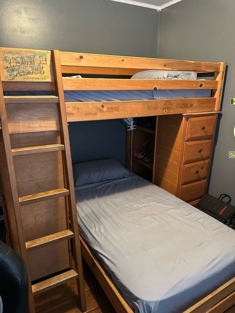 SOLID WOOD TWIN/TWIN BUNK BED w/Desk 