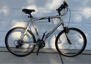 Trek 820 large bike 22.5 inch wheels bicycle