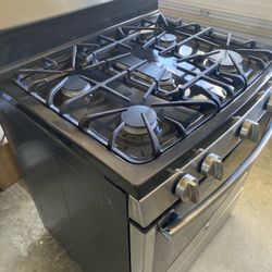 GE 30" Free-Standing Gas Convection Range - Used