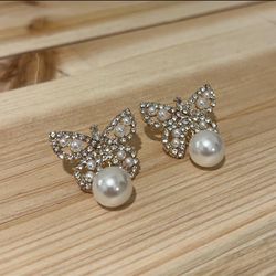 Long Dangle Butterfly-shaped earring with Rhinestone and pearl