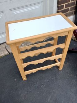 Light wine rack with removable serving tray
