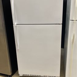 Whirlpool Refrigerator Top Freezer White.    Hablo Español 
