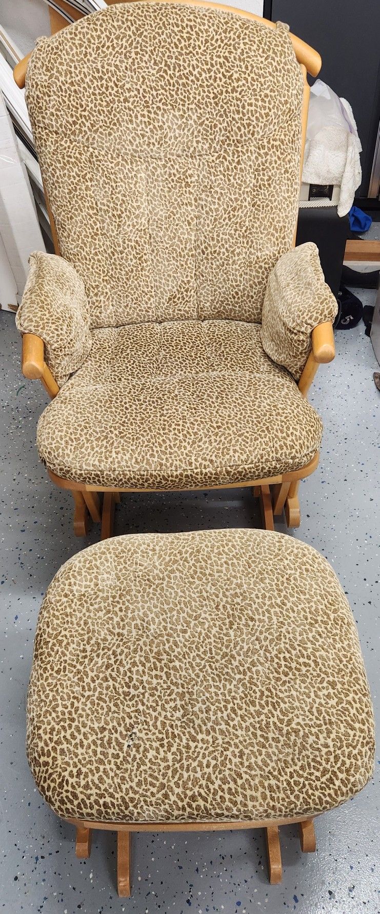 Free Mother's Rocker Glider - Dutailier Brand