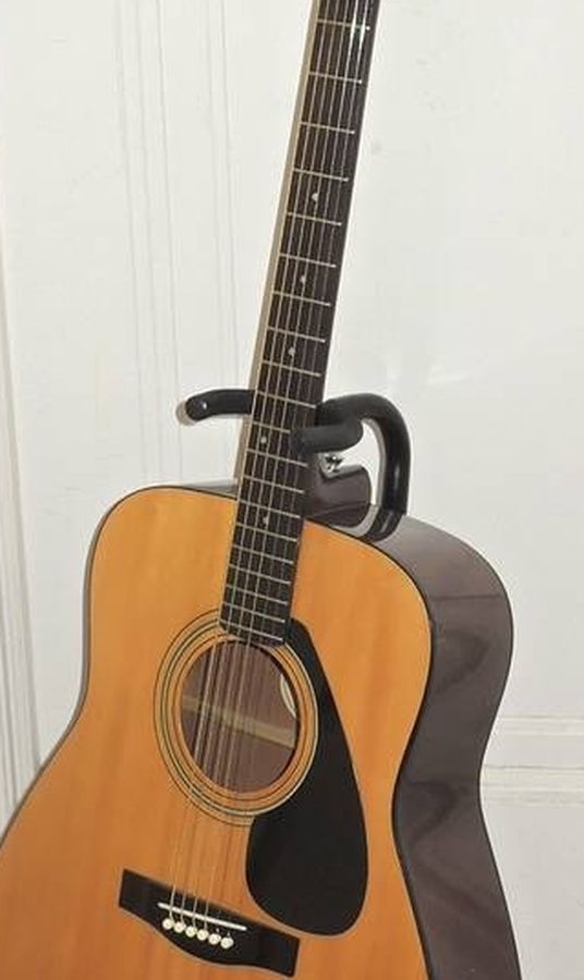 90 Yamaha FG400A Acoustic Guitar & Stand
