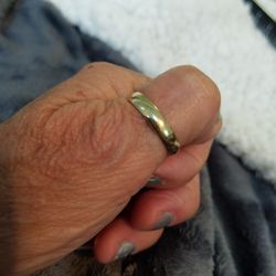 14K YELLOW GOLD BAND SZ 10. Like New