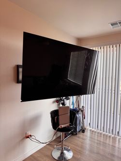 75” SAMSUNG TV W MOUNT