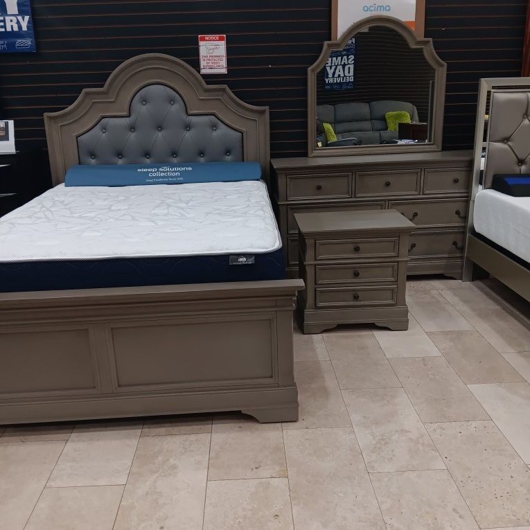 *Bedroom Special*---Frisco Bold Queen Bedroom Sets---Starting At $799---Delivery And Financing Available👌