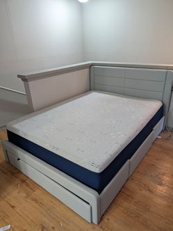 Queen Size Bed with Memory Foam Mattress — Excellent Condition!
