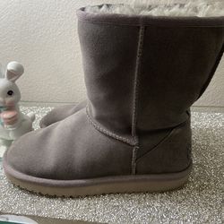 Ugg boots size 7 like new.